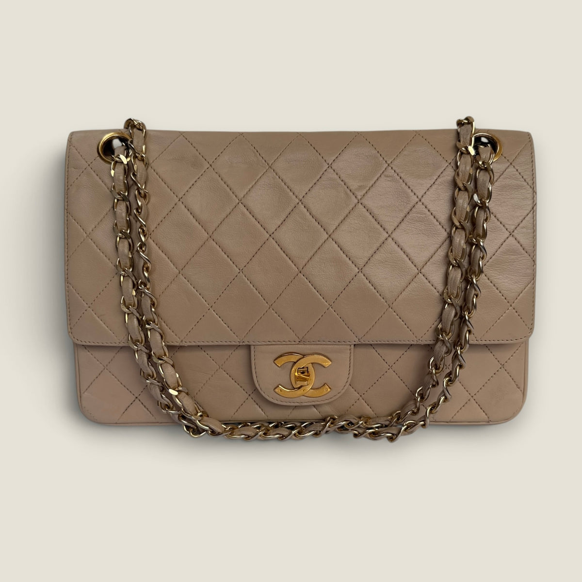 Chanel vintage medium classic flap beige lamsleer
