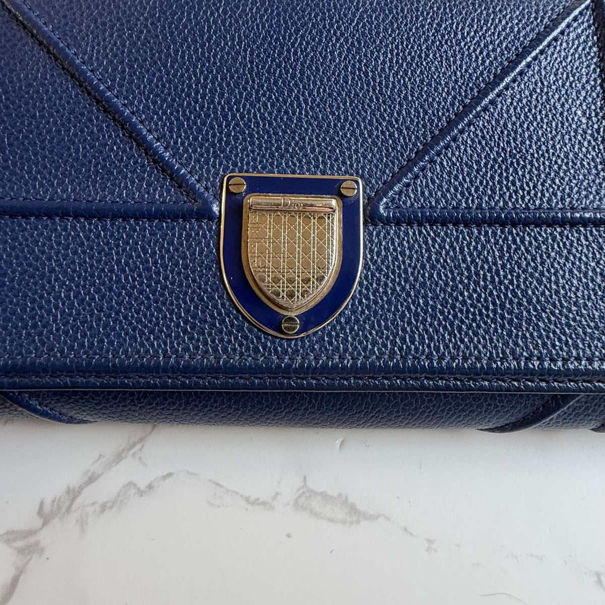 Christian Dior Diorama wallet on chain blue detail closure