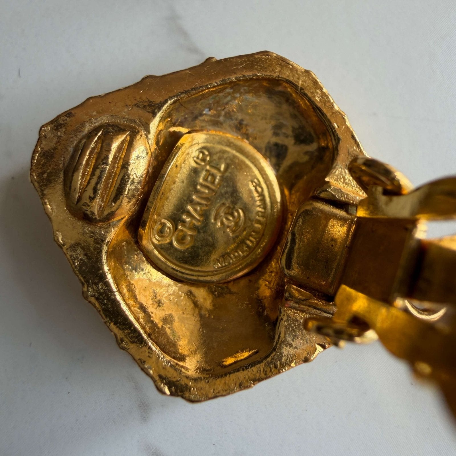 Detail originele vintage Chanel clip on oorbellen