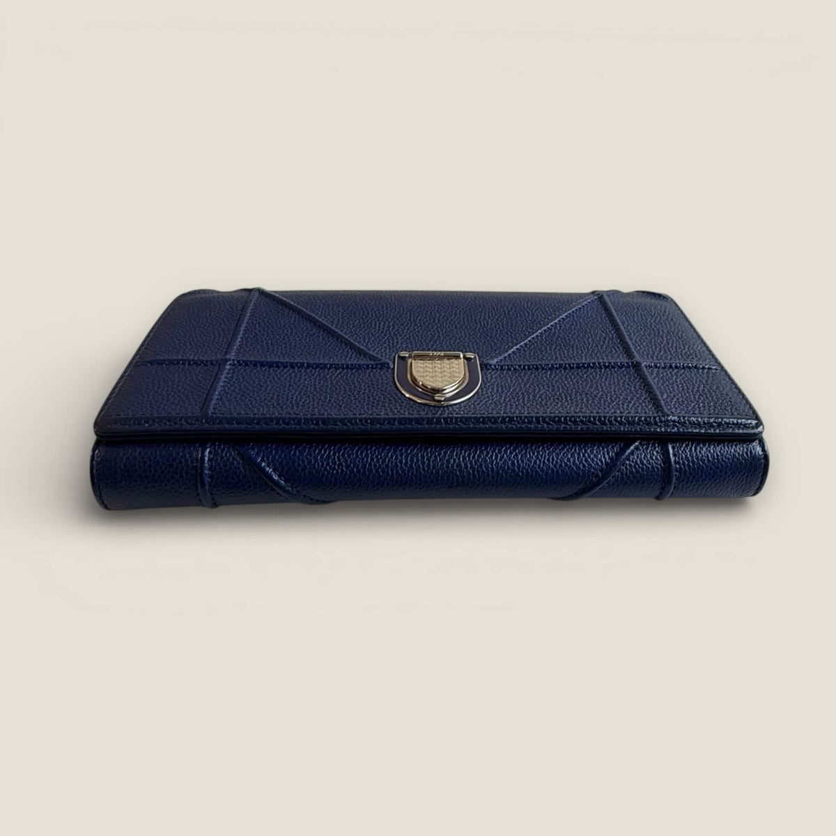 Dior Diorama chain wallet blue closure close up