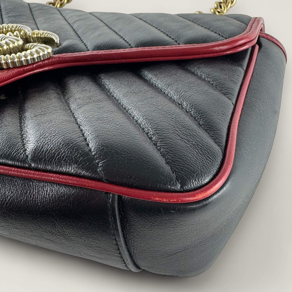 Gebruikerssporen hoekjes Gucci Marmont tas