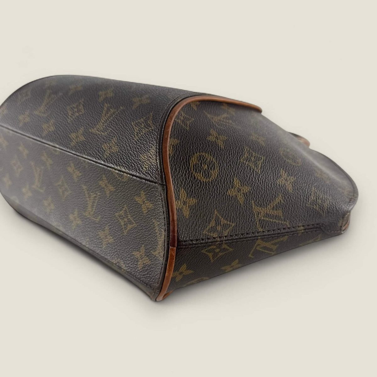 Signs of wear pre-owned Louis Vuitton bag