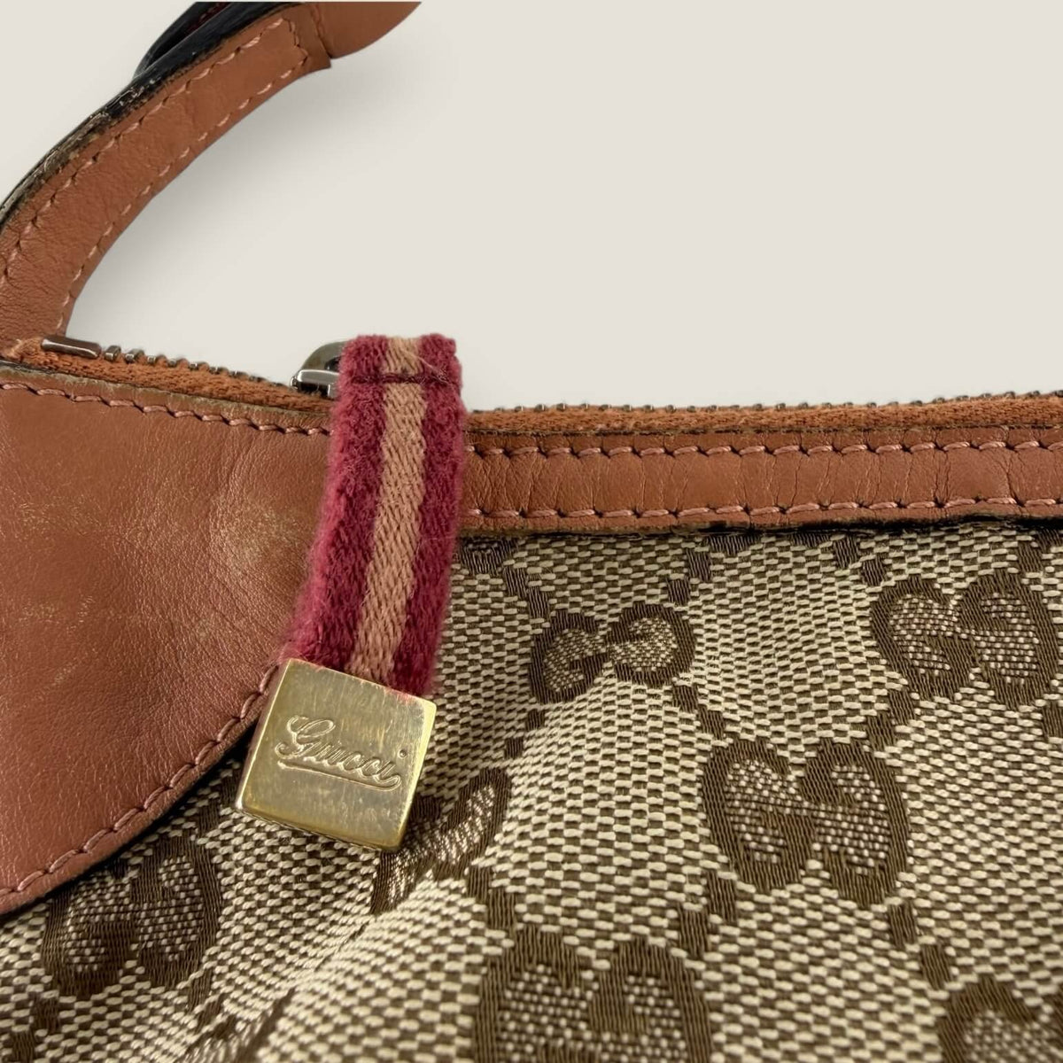 Gucci princy pochette gold hardware close-up