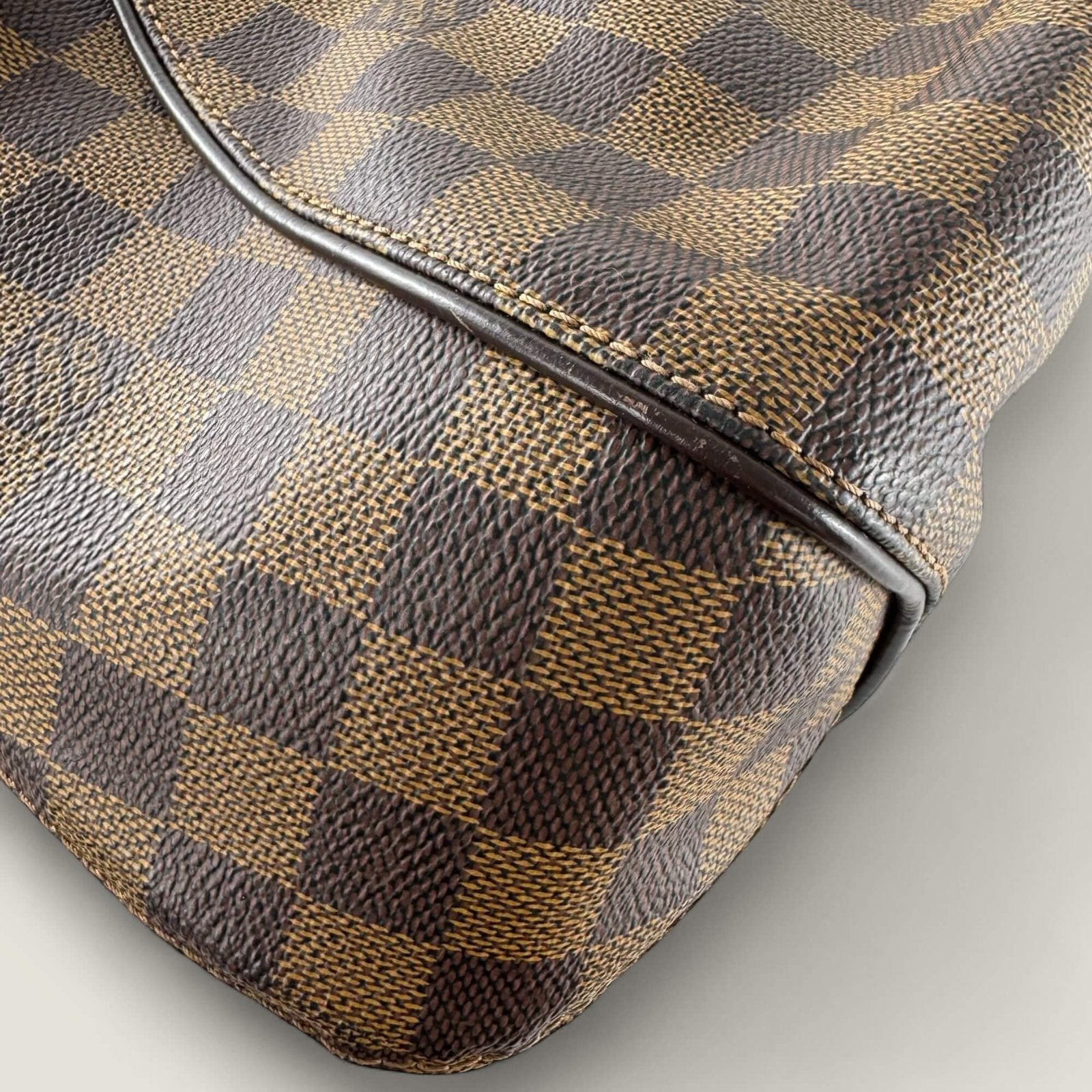 Corners Authentic designer bag Louis Vuitton