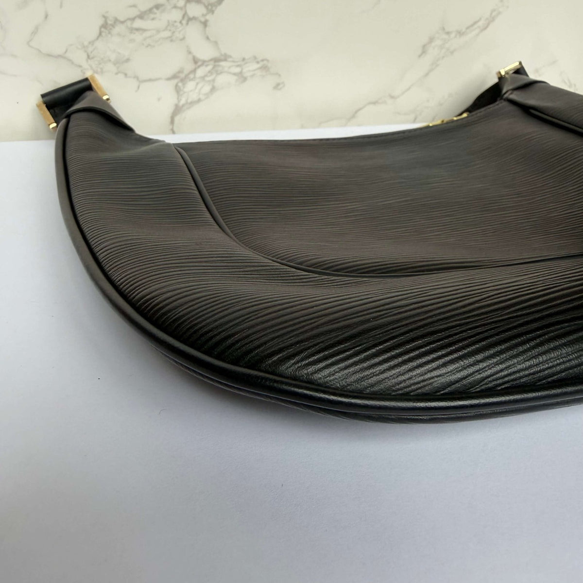 corners Louis Vuitton Matsy epi leather black