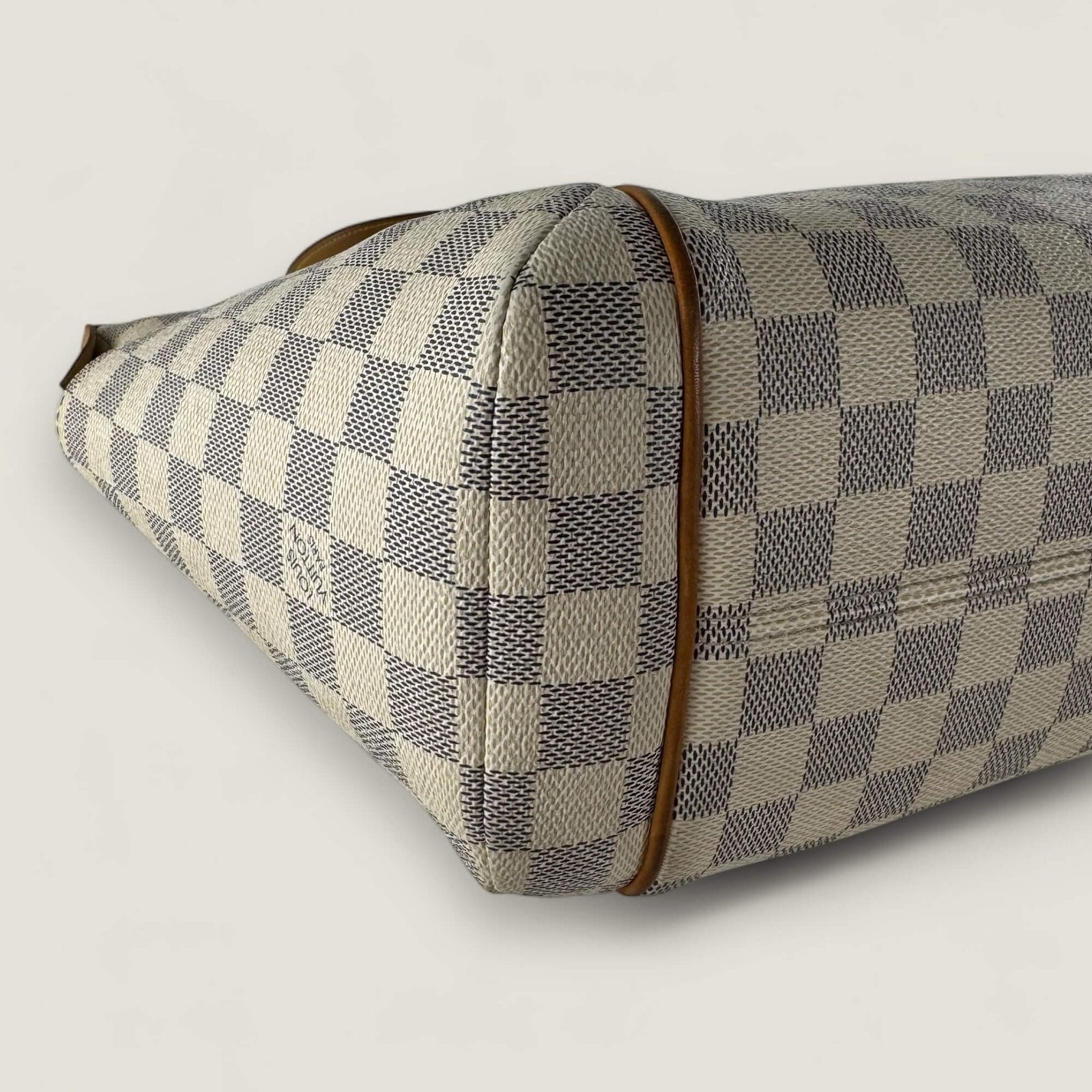 corners Louis Vuitton Totally PM