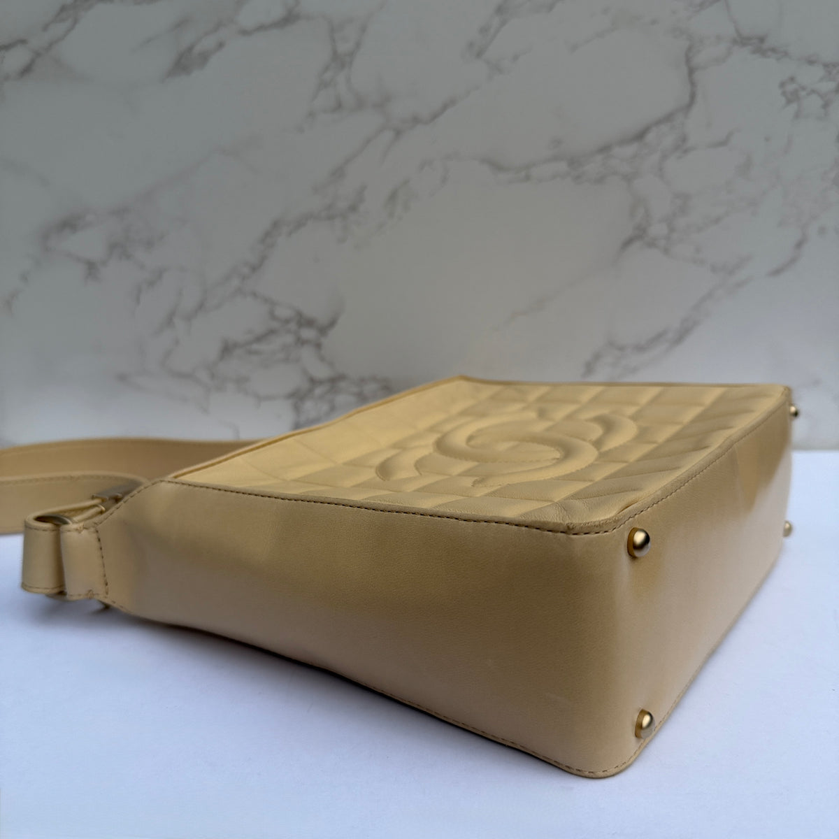 Hoekjes vintage Chanel tas beige lamsleer