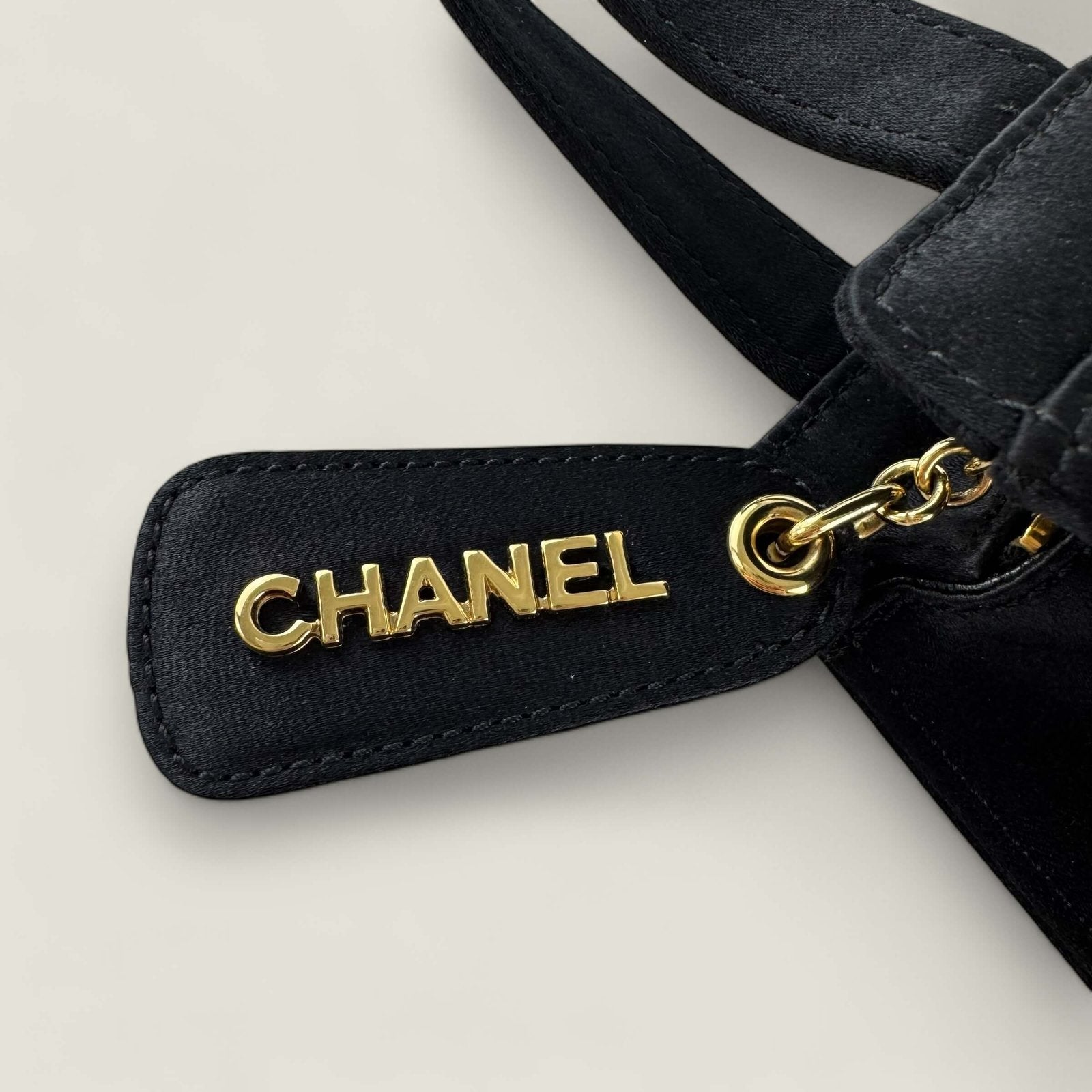 Klassieke Chanel tas satijn zwart
