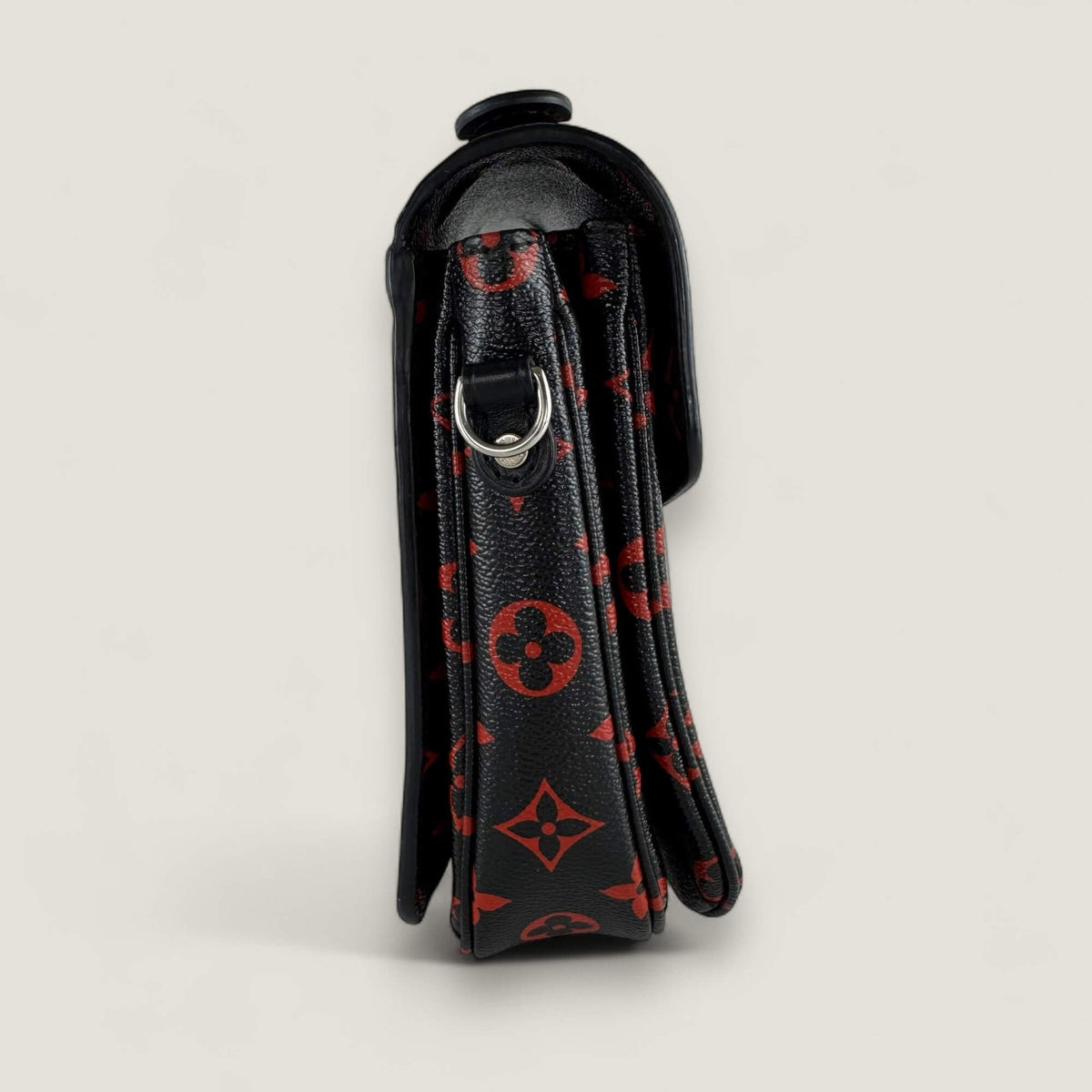 Louis Vuitton Pochette Métis Infrarouge zijkant met rode monogramprint