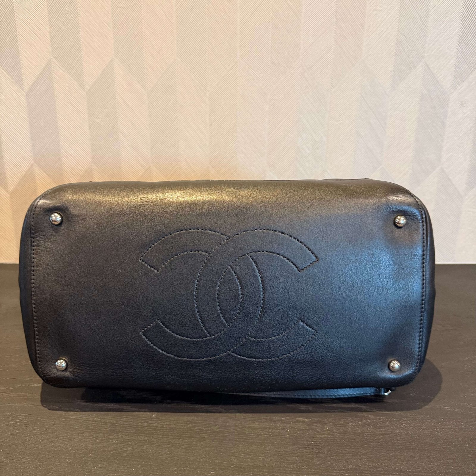 Onderkant Chanel calfskin quilted large shopping tote tweedehands