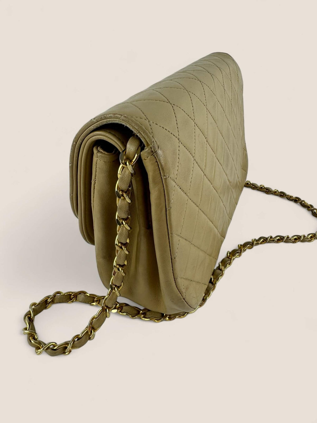 Pre-owned Chanel vintage handbag with classic quilting in beige lambskin with gold hardware, 24-carat gold-plated