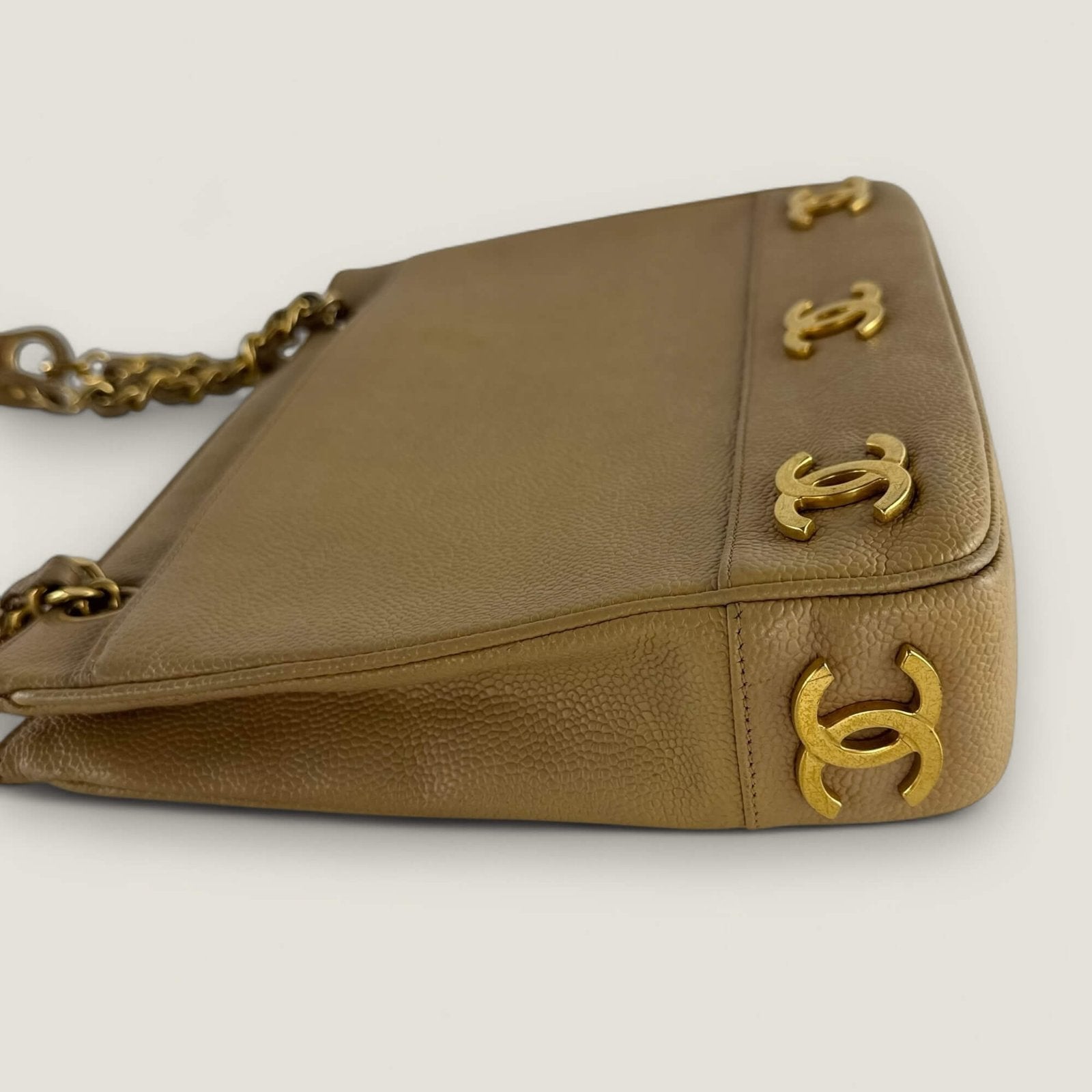 Pre-loved Chanel tote CC logo beige caviar leather