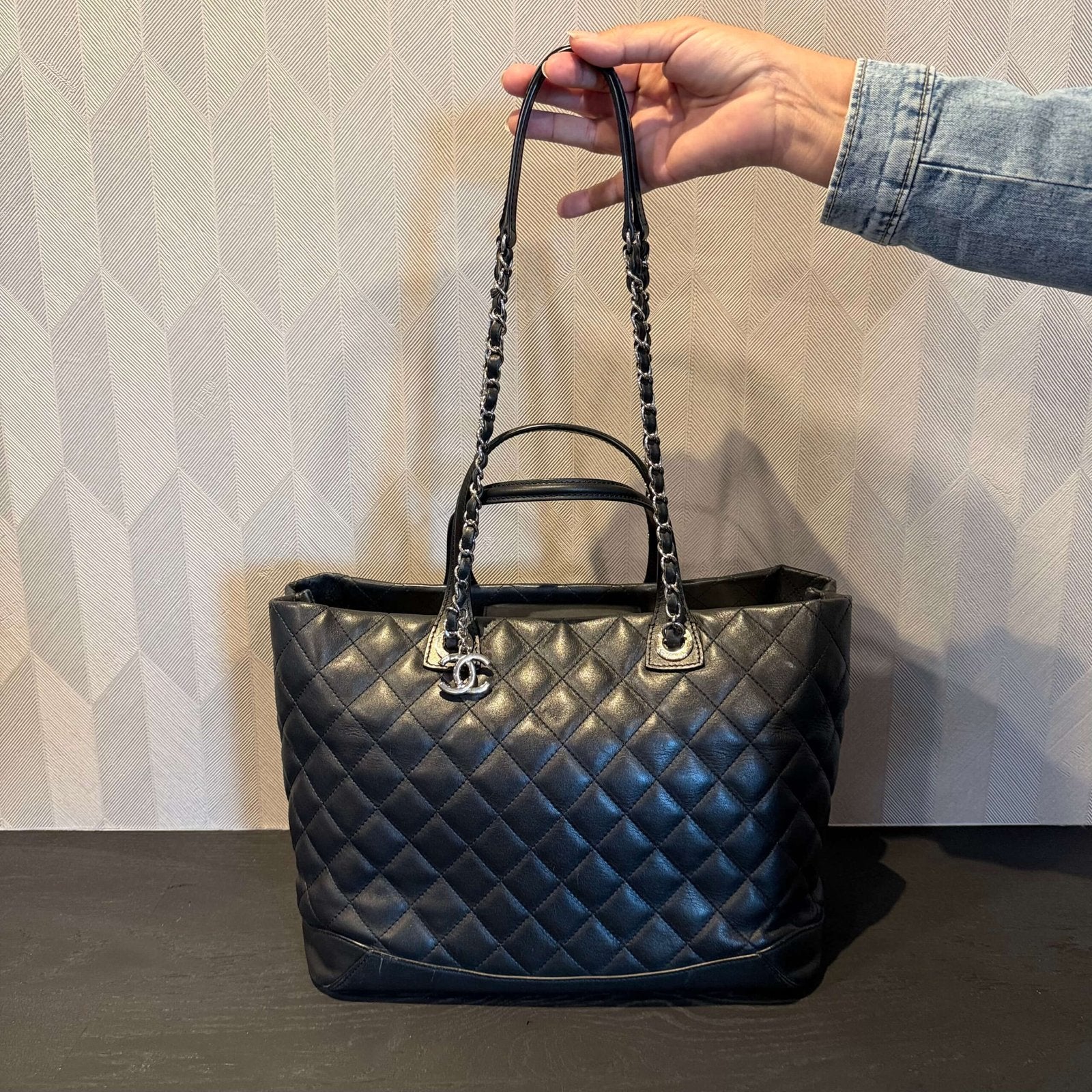 Tweedehands Chanel calfskin quilted large easy shopping tote zwart