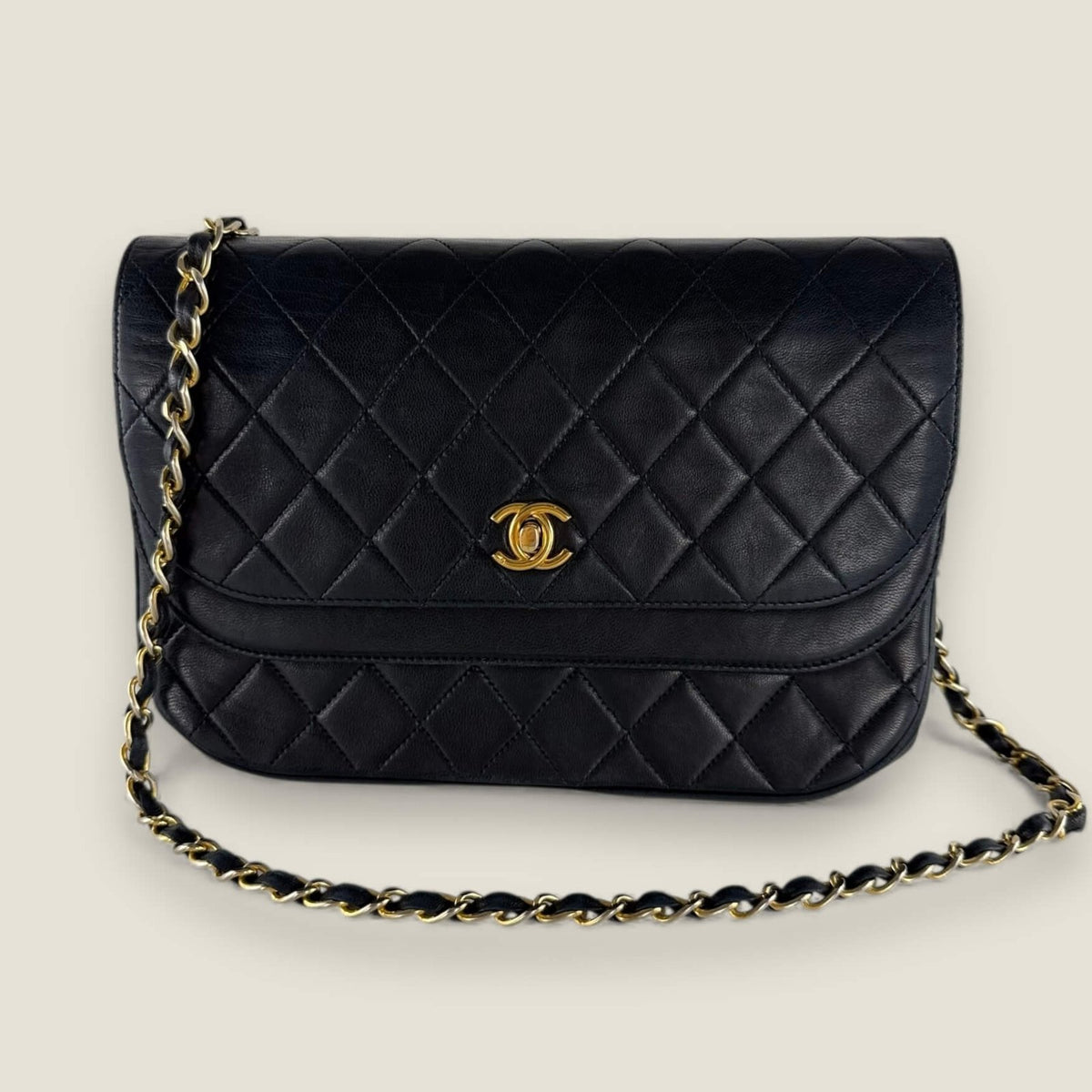 Tweedehands Chanel double flap half moon zwart