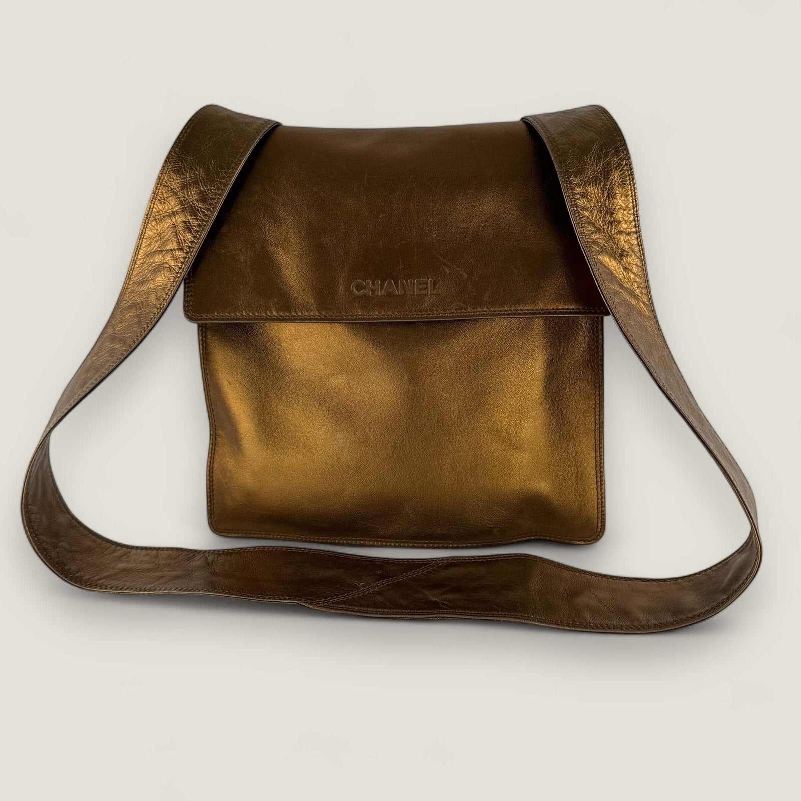 Tweedehands Chanel metallic gouden schoudertas