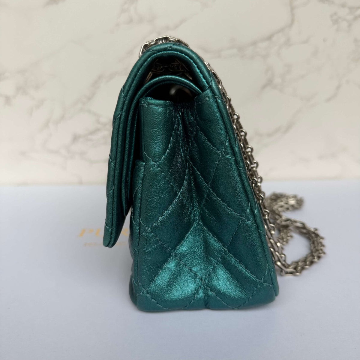 Tweedehands Chanel reissue 225 zijkant