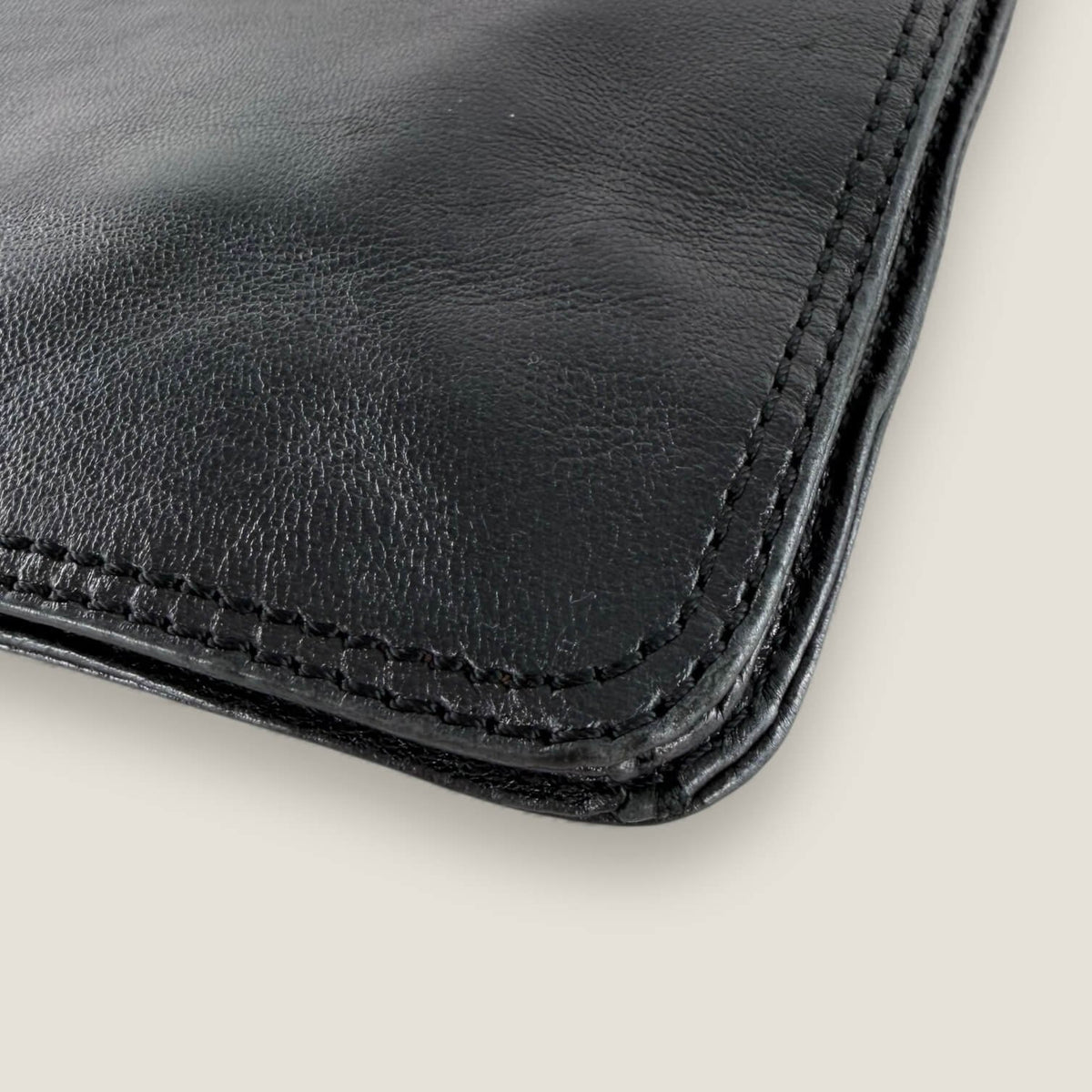 Pre-owned Chanel bag corners leather