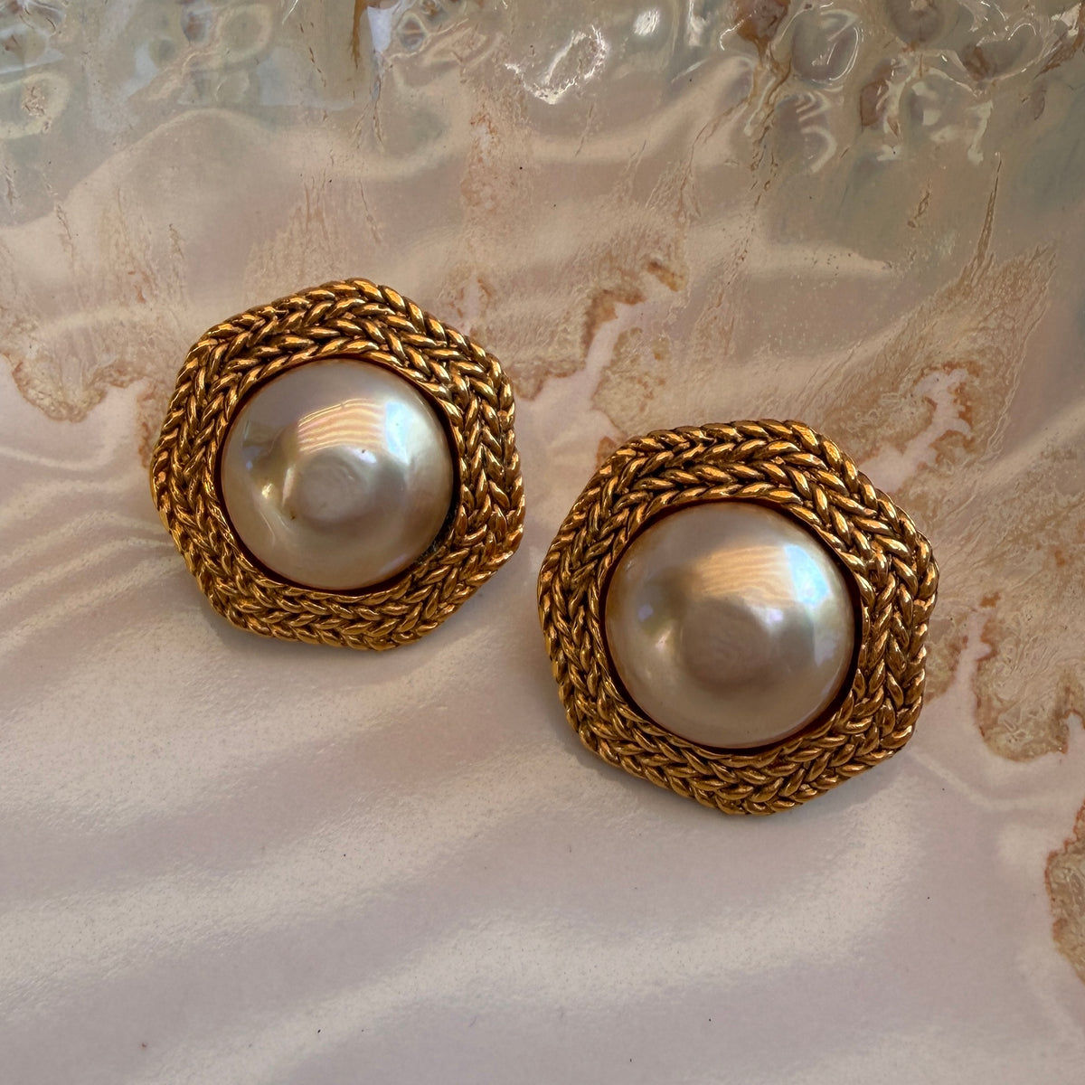 Tweedehands Pre-owned Chanel faux parel heptagoon oorbellen groot model