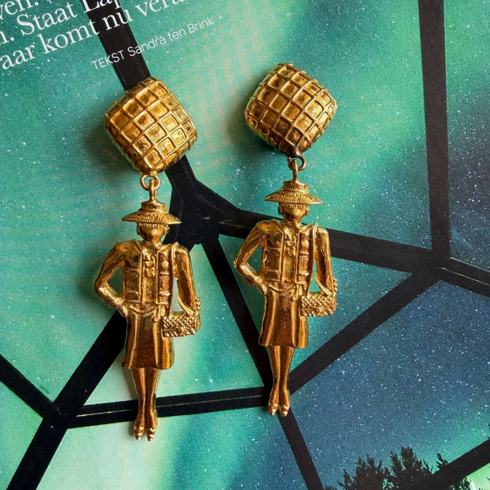 Unieke vintage Chanel clip on oorbellen Coco Chanel poppetjes