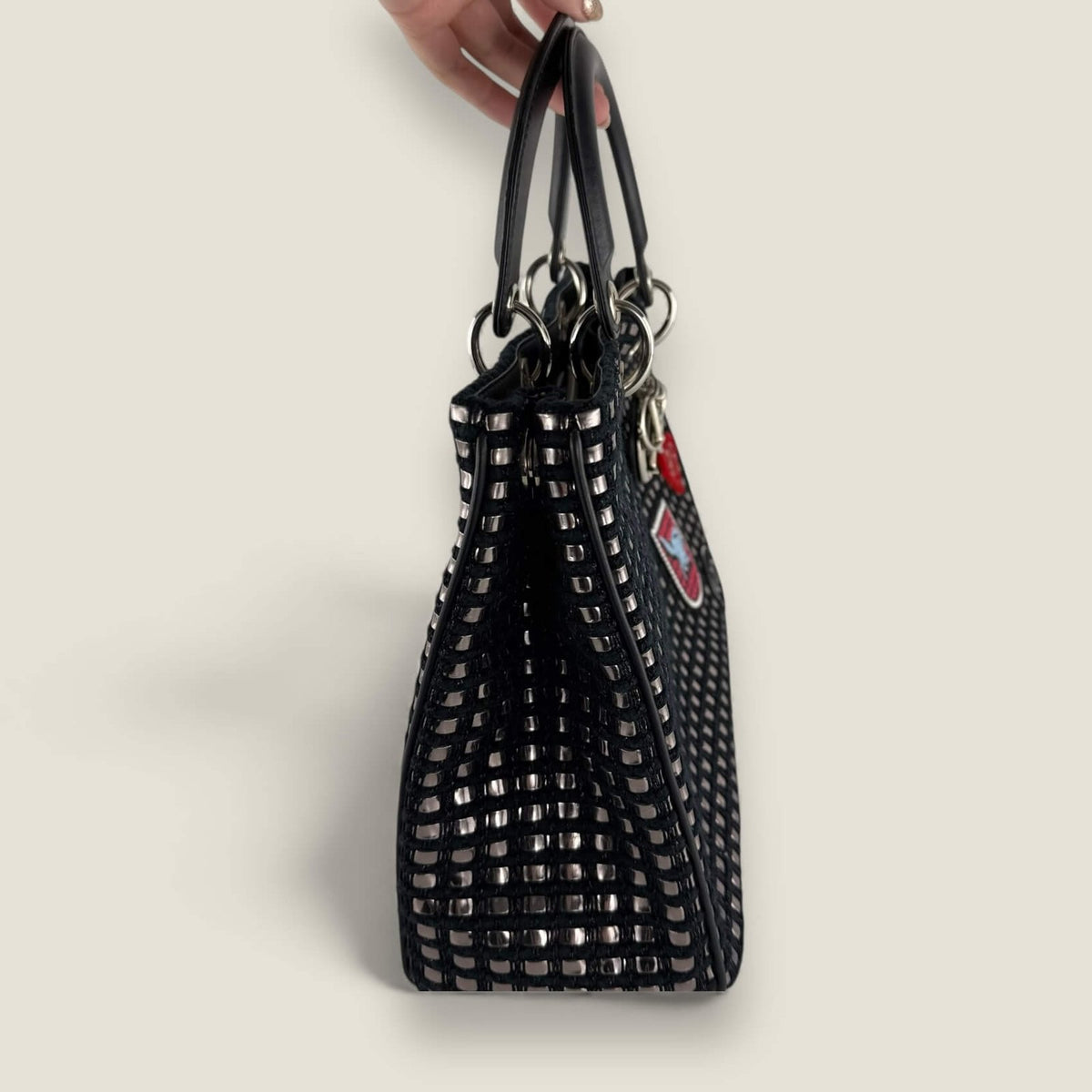 Zijaanzicht authentieke designer tas Dior