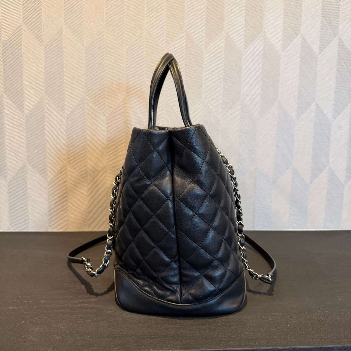 Zijkant Chanel calfskin quilted large shopping tote