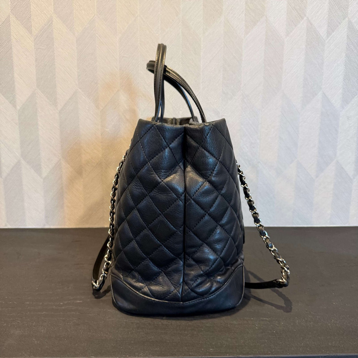 Zijkant originele Chanel calfskin quilted large shopping tote