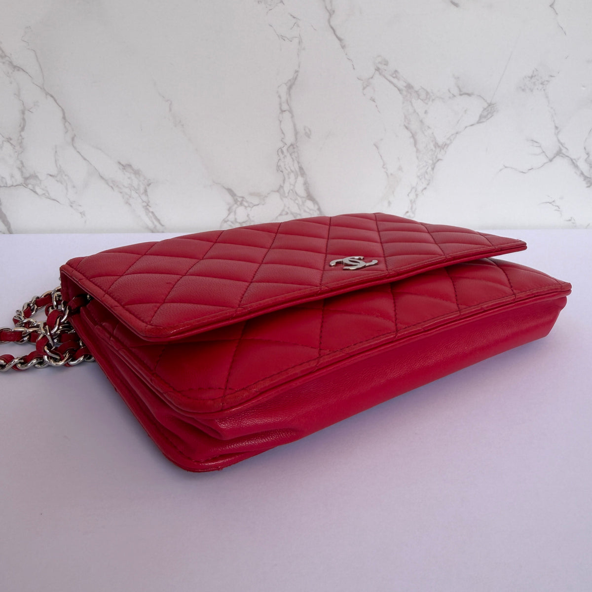 Zijkant Chanel wallet on chain rood lamsleer hoekjes