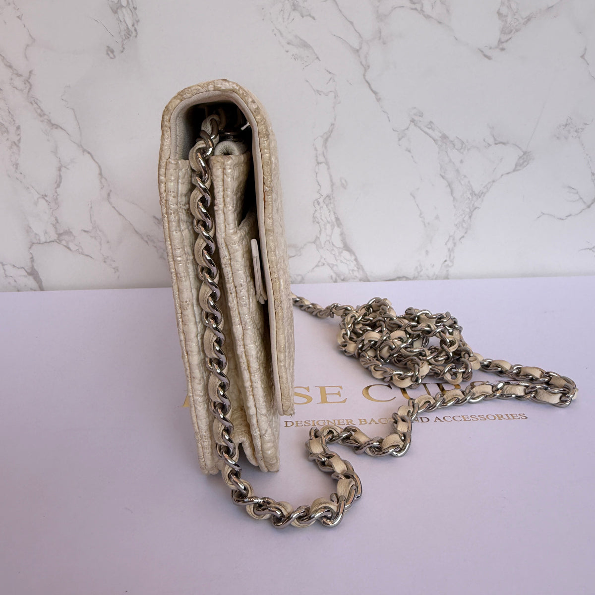 Zijkant tweedehands Chanel WOC coated tweed