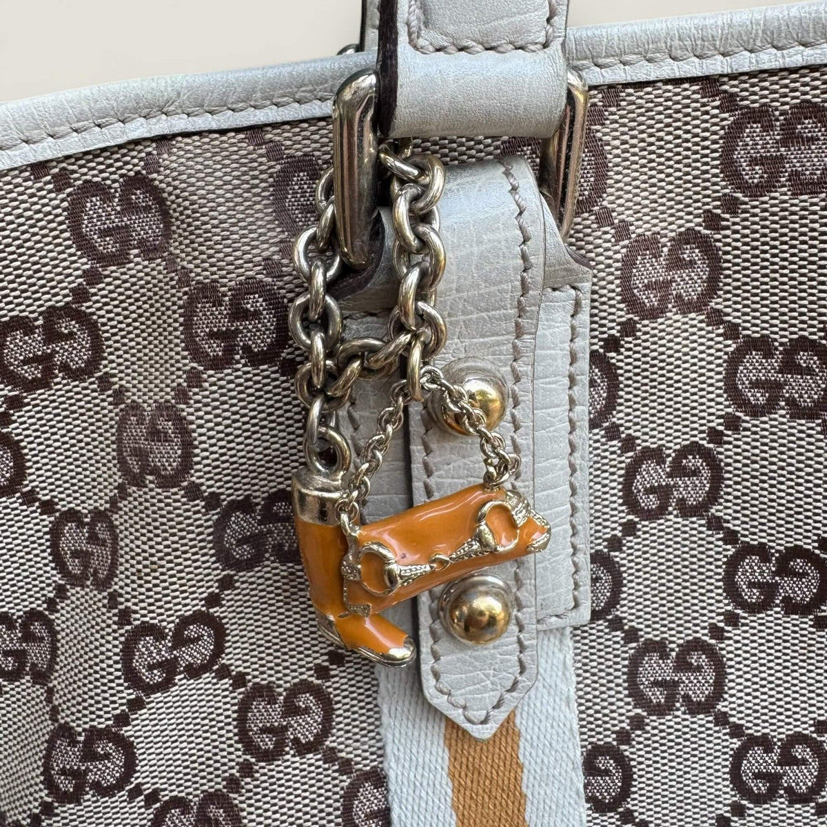 detail charms Gucci bag