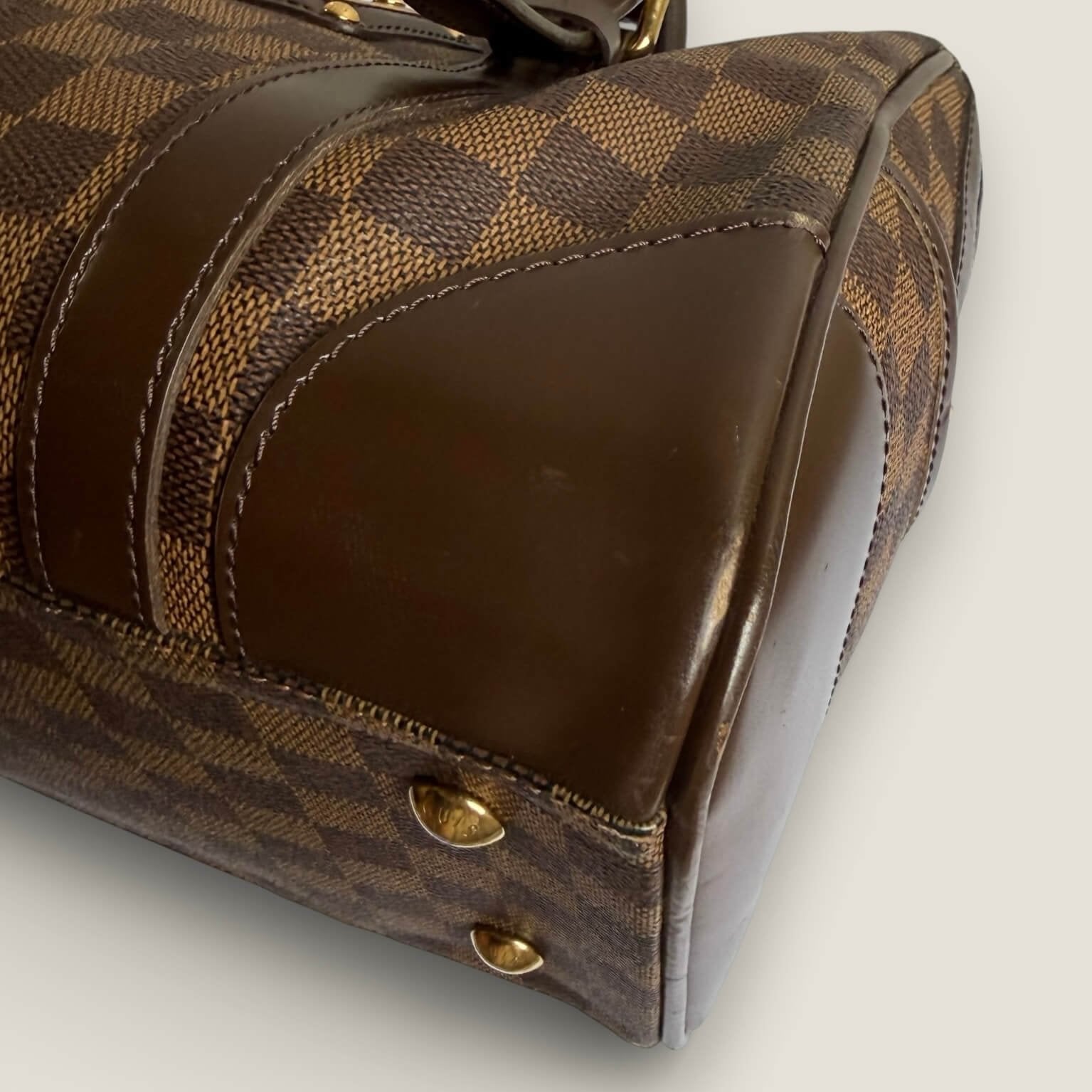 pre-owned Louis Vuitton Berkeley corners wear detail